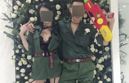 Dan mang bat binh voi hoa trang cua ban tre tren pho di bo hinh anh