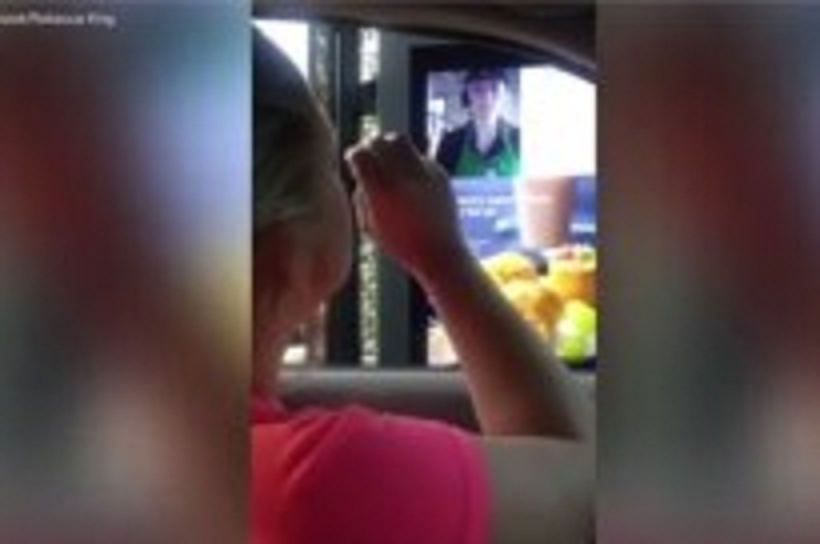 Nhan vien Starbucks noi chuyen voi nguoi diec hut luot xem hinh anh