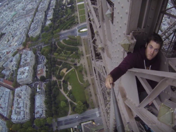 Video chang trai tay khong leo thap Eiffel hinh anh
