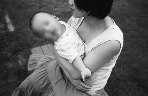 Co gai 19 tuoi manh me nuoi con khi nguoi yeu tro mat hinh anh