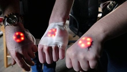 Cay den LED phat sang duoi da hinh anh