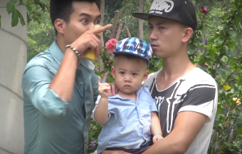 5S Online: Hai hot boy muon tre em di cua gai hinh anh