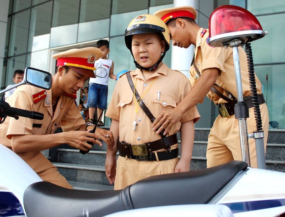 Cau be ung thu lam canh sat: Co qua duoc uu ai? hinh anh