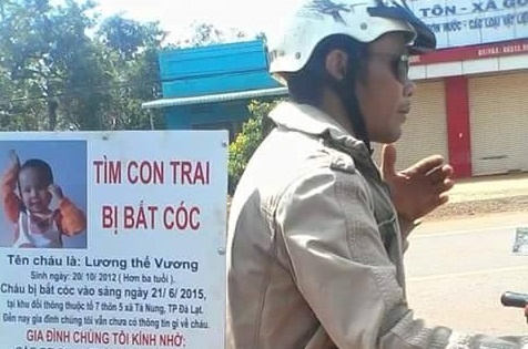 Nguoi cha 6 thang di xe may tim con mat tich gay xuc dong hinh anh