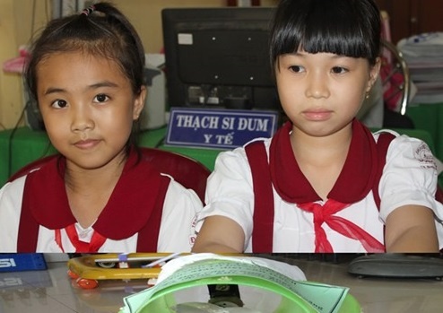 Hai nu sinh lop 3 che bay con trung hinh anh