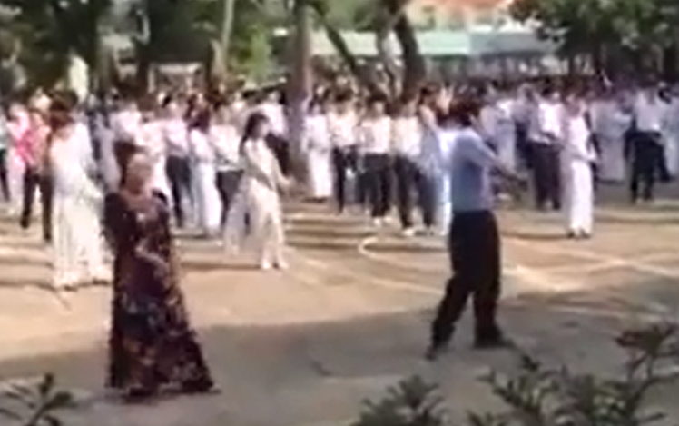 Clip thay co cung hoc sinh nhay mua hut 500.000 luot xem hinh anh