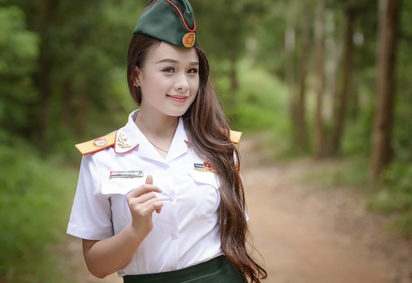 Nu MC truyen hinh Quoc phong duoc dan mang phat hien hinh anh