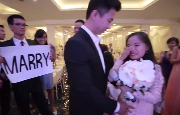 Man cau hon bat ngo trong le cuoi hinh anh