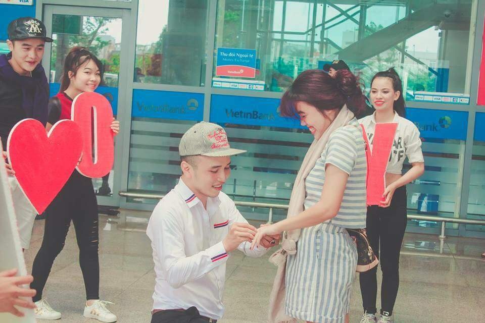 Man cau hon bi mat tai san bay Da Nang hinh anh