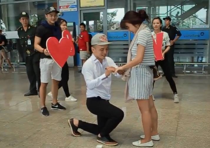 Chang trai bi mat cau hon ban gai tai san bay Da Nang hinh anh