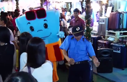 Chang trai bao ve nhay popping hut 1 trieu luot xem hinh anh