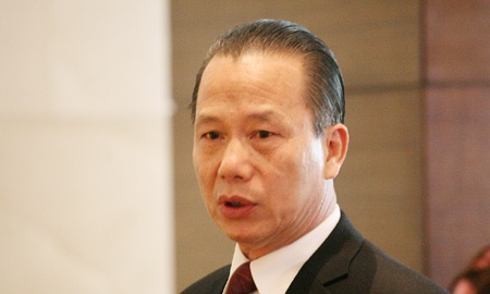 Nghi si Duc goc Viet truong thanh tu cong nhan lai can cau hinh anh