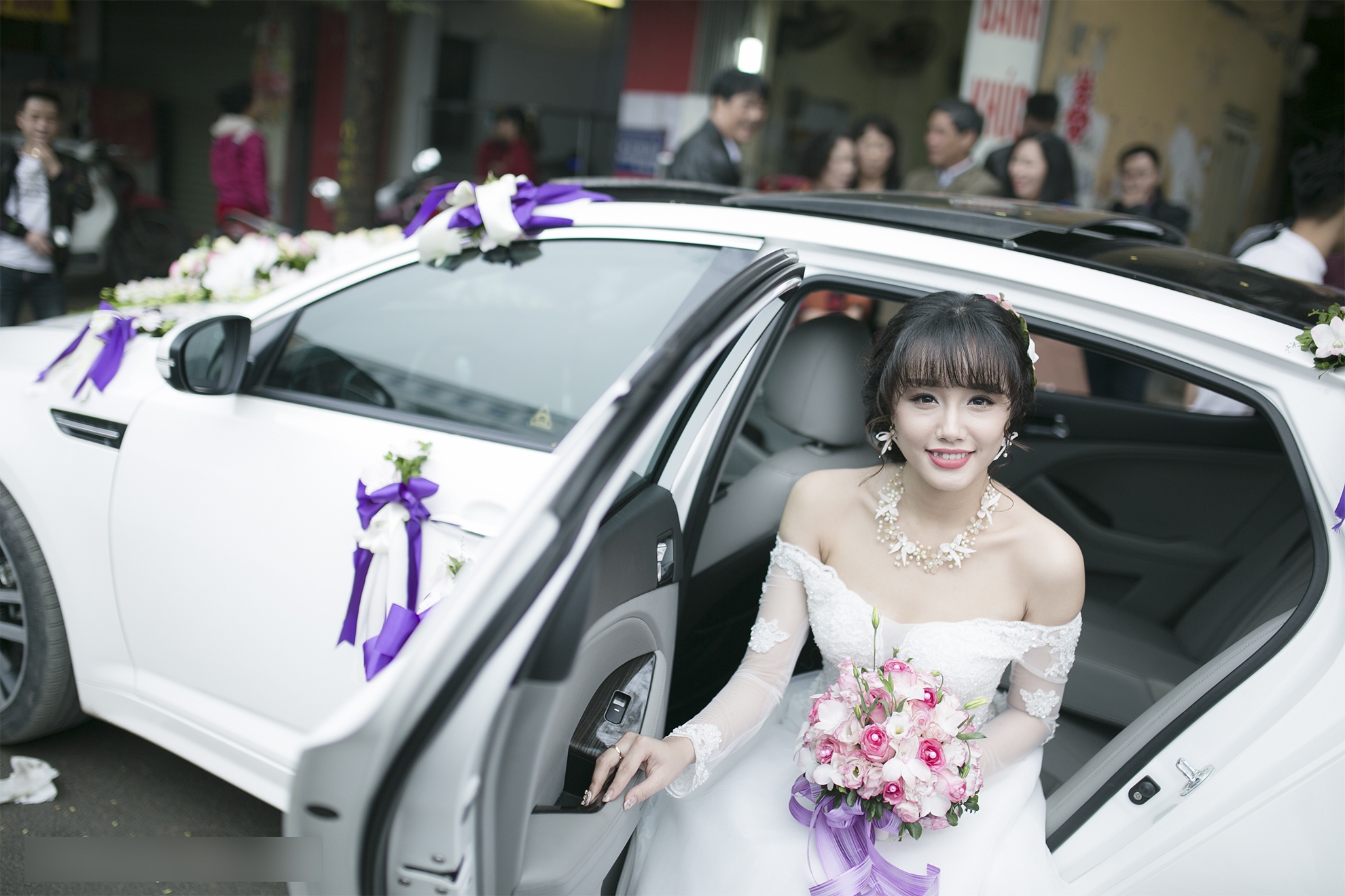 Dam cuoi gian di cua hot girl Ngan Bung tai Ha Noi hinh anh