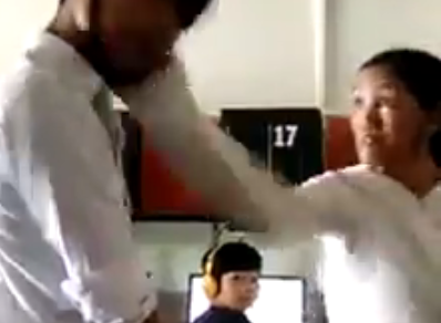 Clip me tat con lien tiep chon dong nguoi gay tranh cai hinh anh