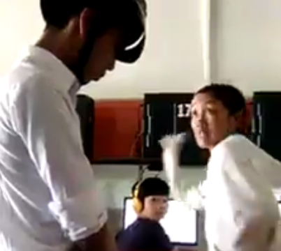 Me tat vao mat con lien tiep hinh anh