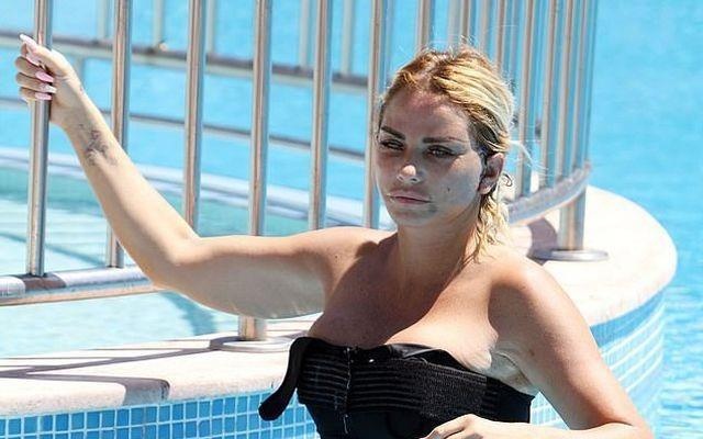 Katie Price xuat hien voi guong mat bien dang vi phau thuat tham my hinh anh