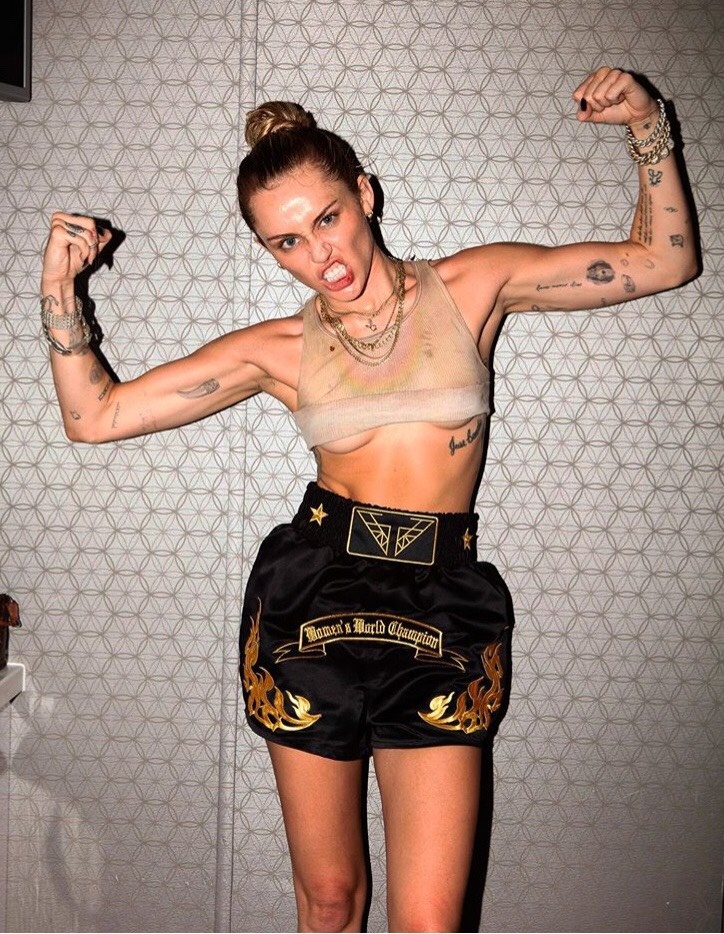 Miley Cyrus dang anh ho nguc anh 1