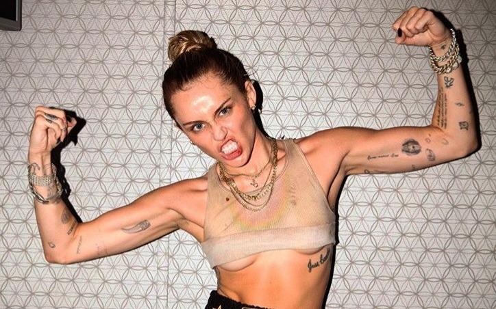 Miley Cyrus dang anh ho nguc sau khi ly hon hinh anh