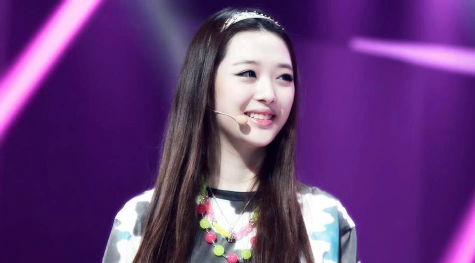 Khoanh khac Sulli lan dau dung tren san khau cung f(x) hinh anh