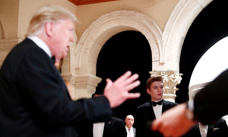 Barron Trump va Donald Trump mung nam moi anh 1