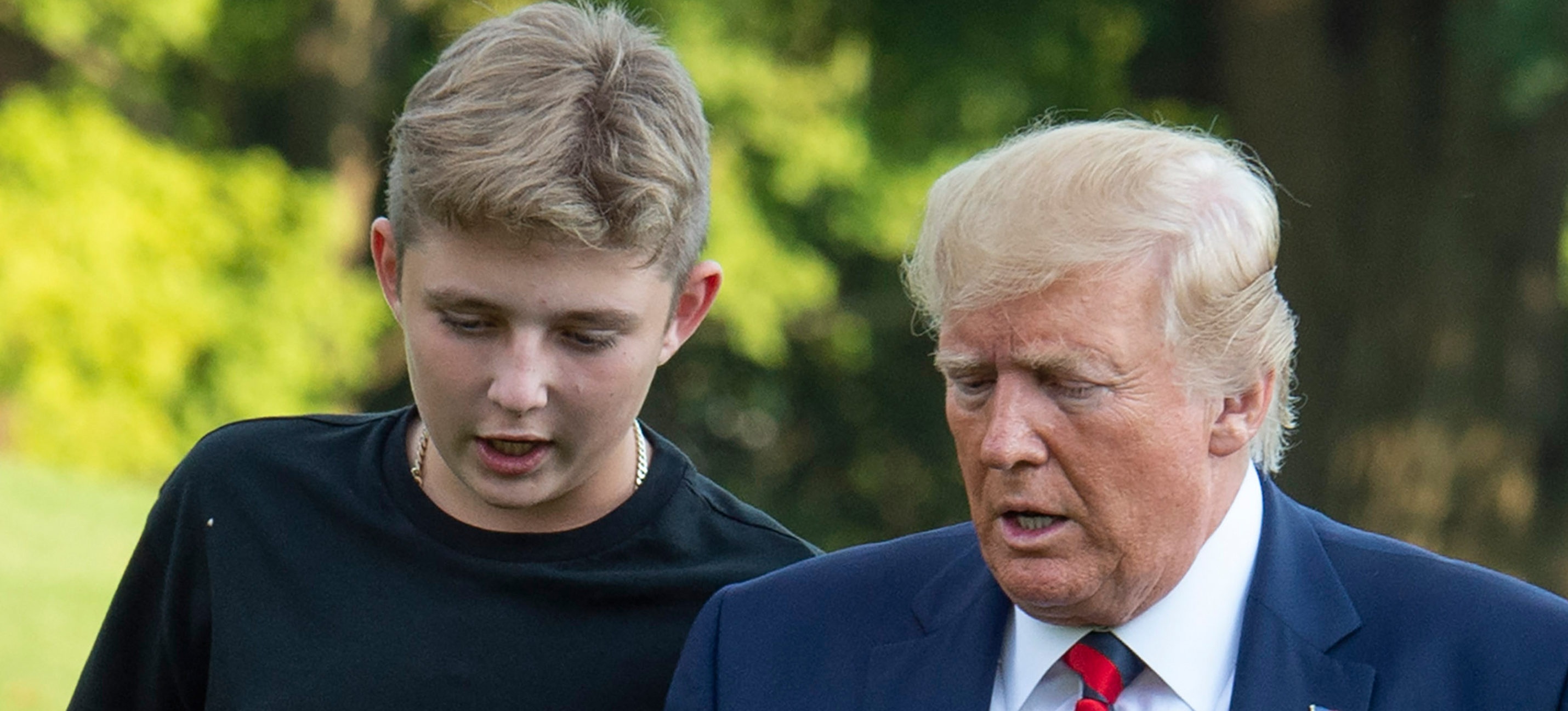 Barron Trump mac tuxedo chin chan tai tiec mung nam moi hinh anh