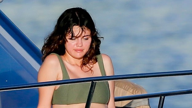 Selena Gomez dien bikini, tam nang tren du thuyen hinh anh