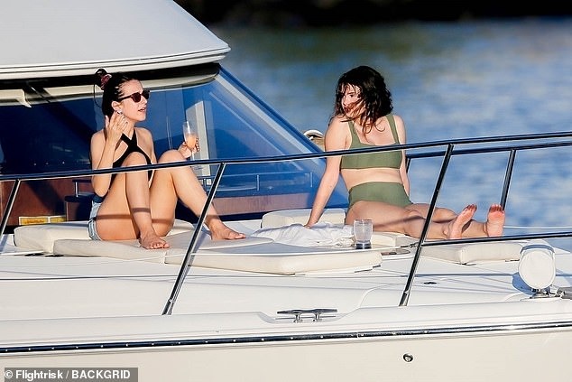 Selena Gomez tren du thuyen tai Hawaii anh 1