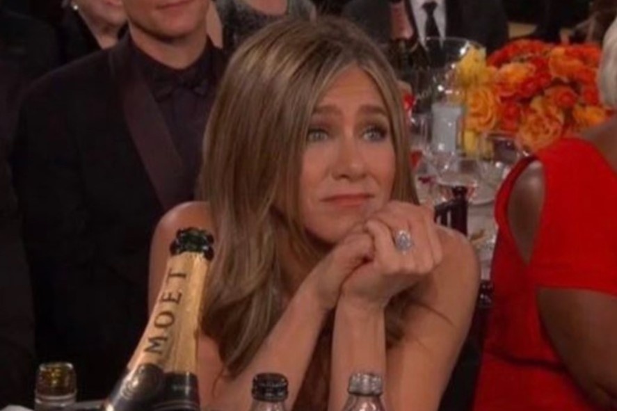 Jennifer Aniston cham chu doi theo Brad Pitt tai Qua cau vang hinh anh