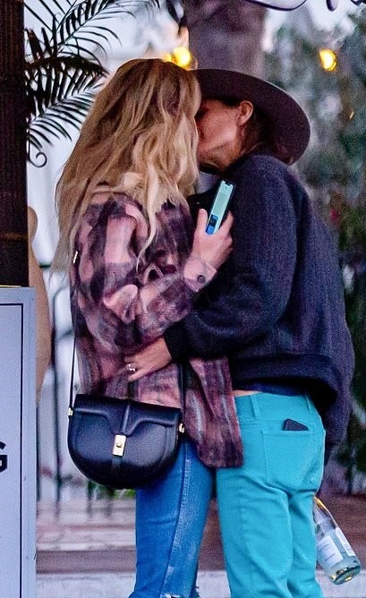 Vo cu Johnny Depp cong khai hon nguoi dong gioi anh 1