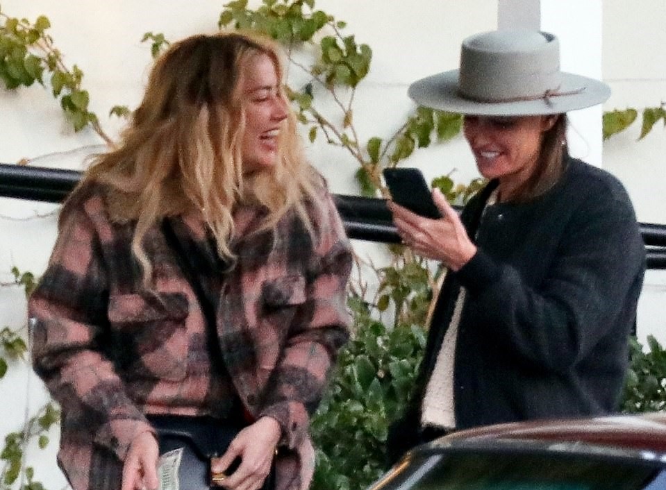 Vo cu Johnny Depp cong khai hon nguoi dong gioi anh 2