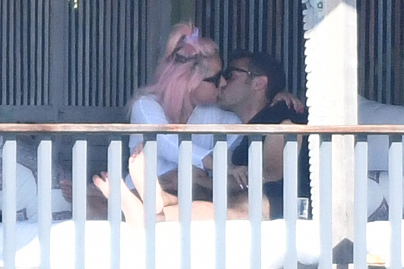 Lady Gaga om hon nguoi dan ong la o Miami hinh anh