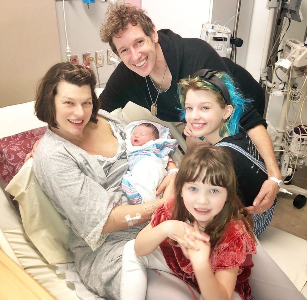 Sieu mau Milla Jovovich sinh con thu ba anh 2