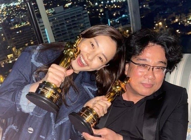 Hoa hau Honey Lee bi chi trich khi du tiec cung sao 'Ky sinh trung' hinh anh
