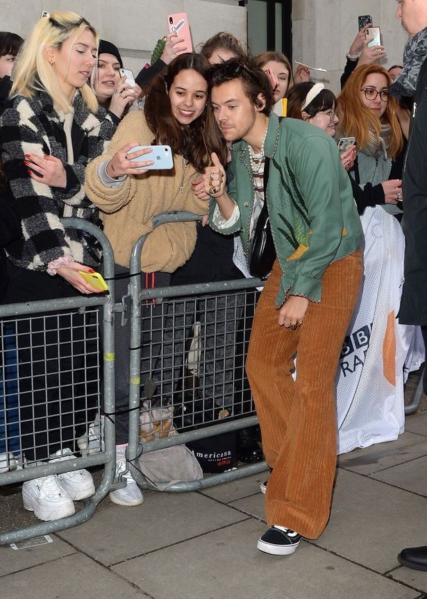 Harry Styles bi cuop khi di dao o Anh anh 1