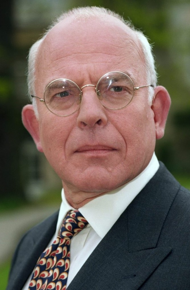 John Shrapnel qua doi anh 1