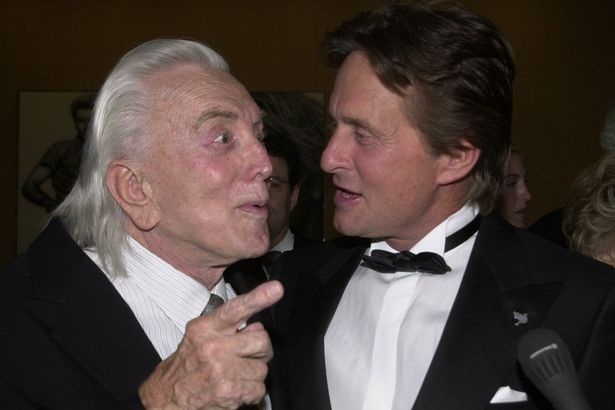 Kirk Douglas tu thien 61 trieu USD anh 1