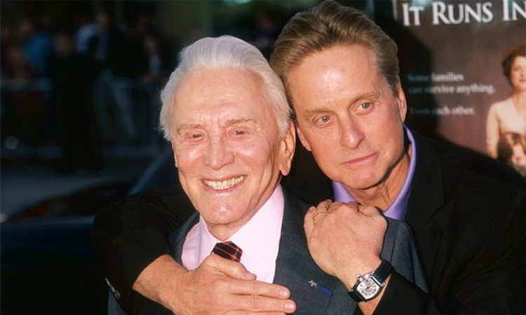 Kirk Douglas khong de lai gia san 61 trieu USD cho con hinh anh
