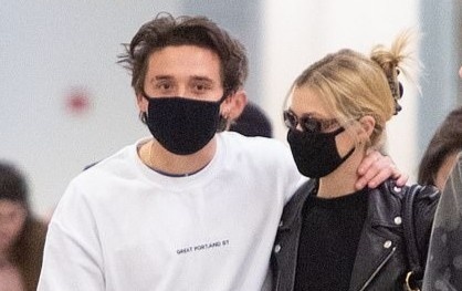 Brooklyn Beckham va ban gai deo khau trang phong dich Covid-19 hinh anh