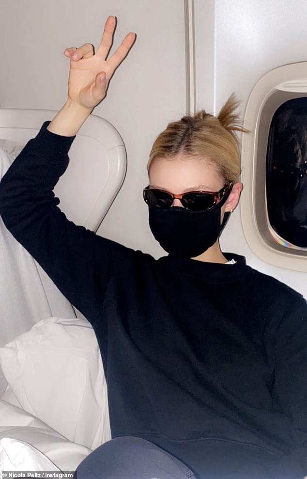 Brooklyn Beckham deo khau trang covid-19 anh 2