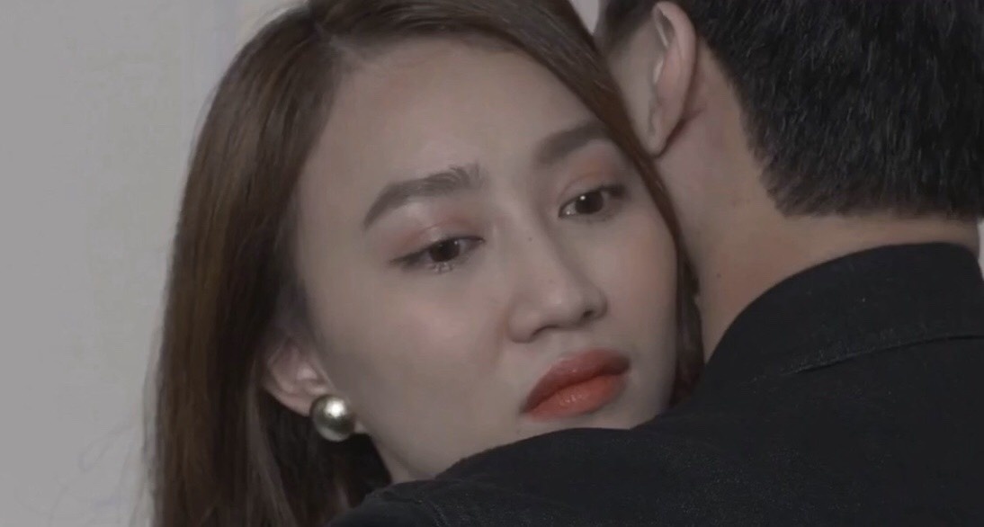 Huynh Hong Loan om Huynh Anh o 'Tiem an di ghe' hinh anh