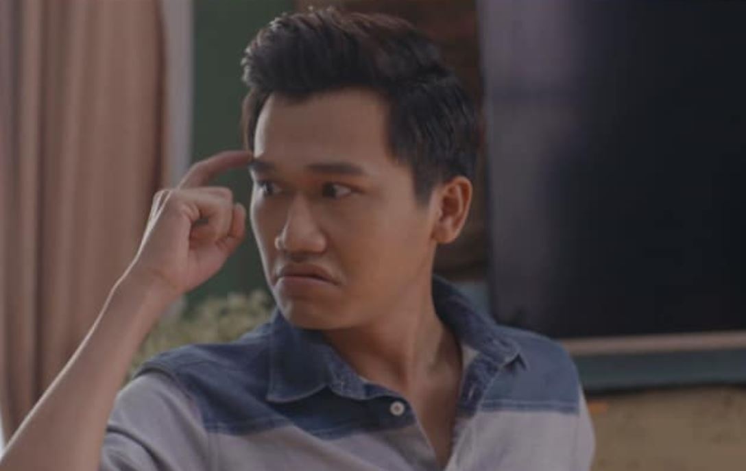 Khan gia om bung cuoi truoc dien xuat hom hinh cua Xuan Nghi hinh anh