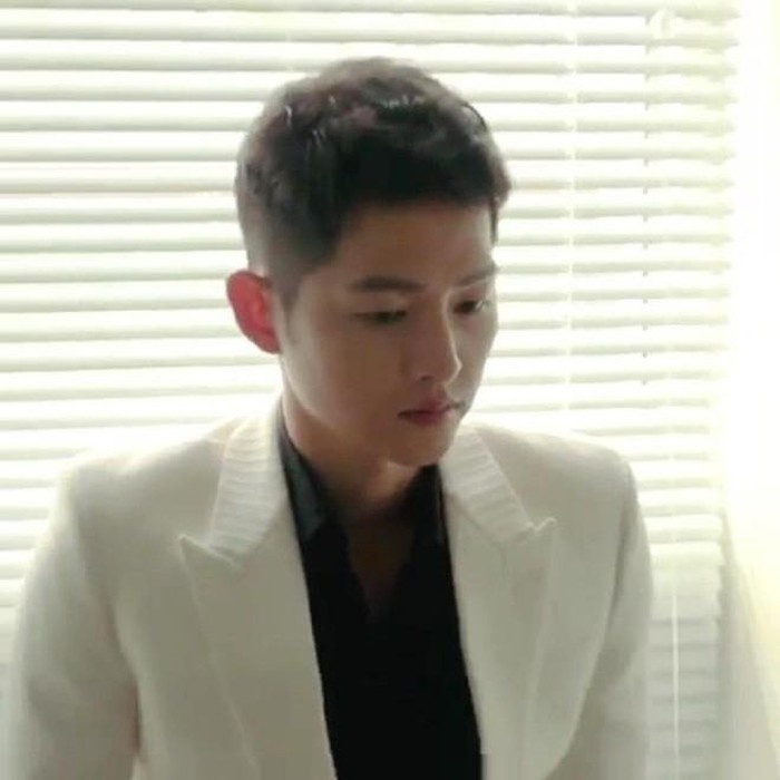 Song Joong Ki phong do ngoai hinh anh 2