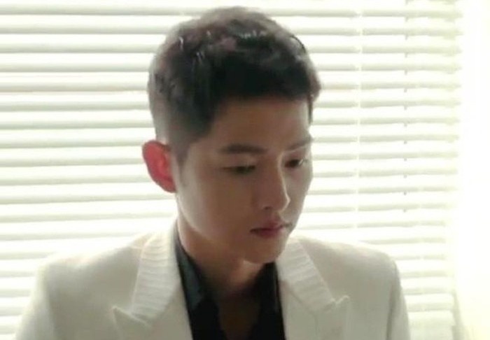 Song Joong Ki lay lai phong do ngoai hinh sau song gio hinh anh