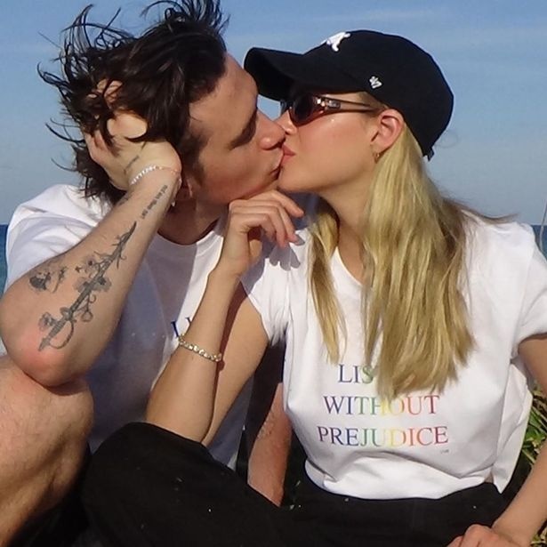 Brooklyn Beckham hon ban gai anh 1