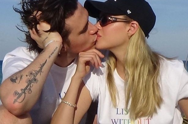 Anh Brooklyn Beckham hon ban gai khien Victoria bi chi trich hinh anh