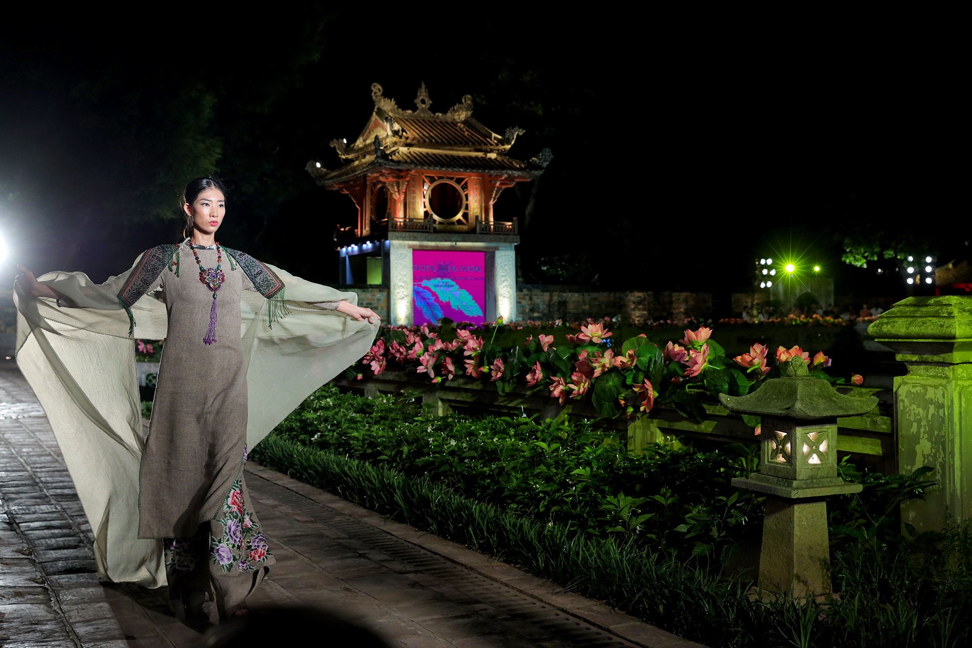 nguoi mau trinh dien 1000 bo ao dai anh 7