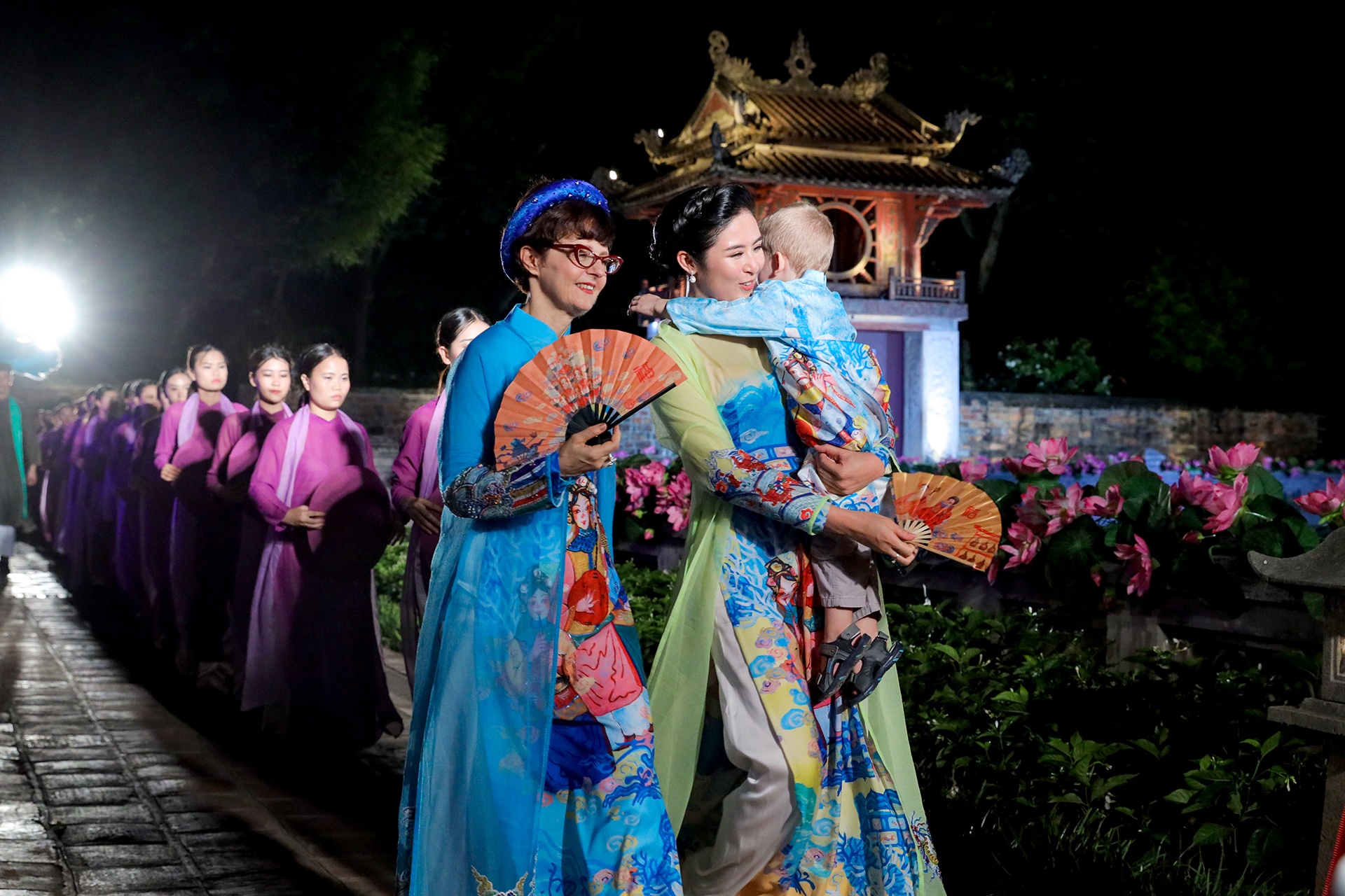 Dan hoa hau, nguoi mau trinh dien 1.000 bo ao dai o Van Mieu hinh anh