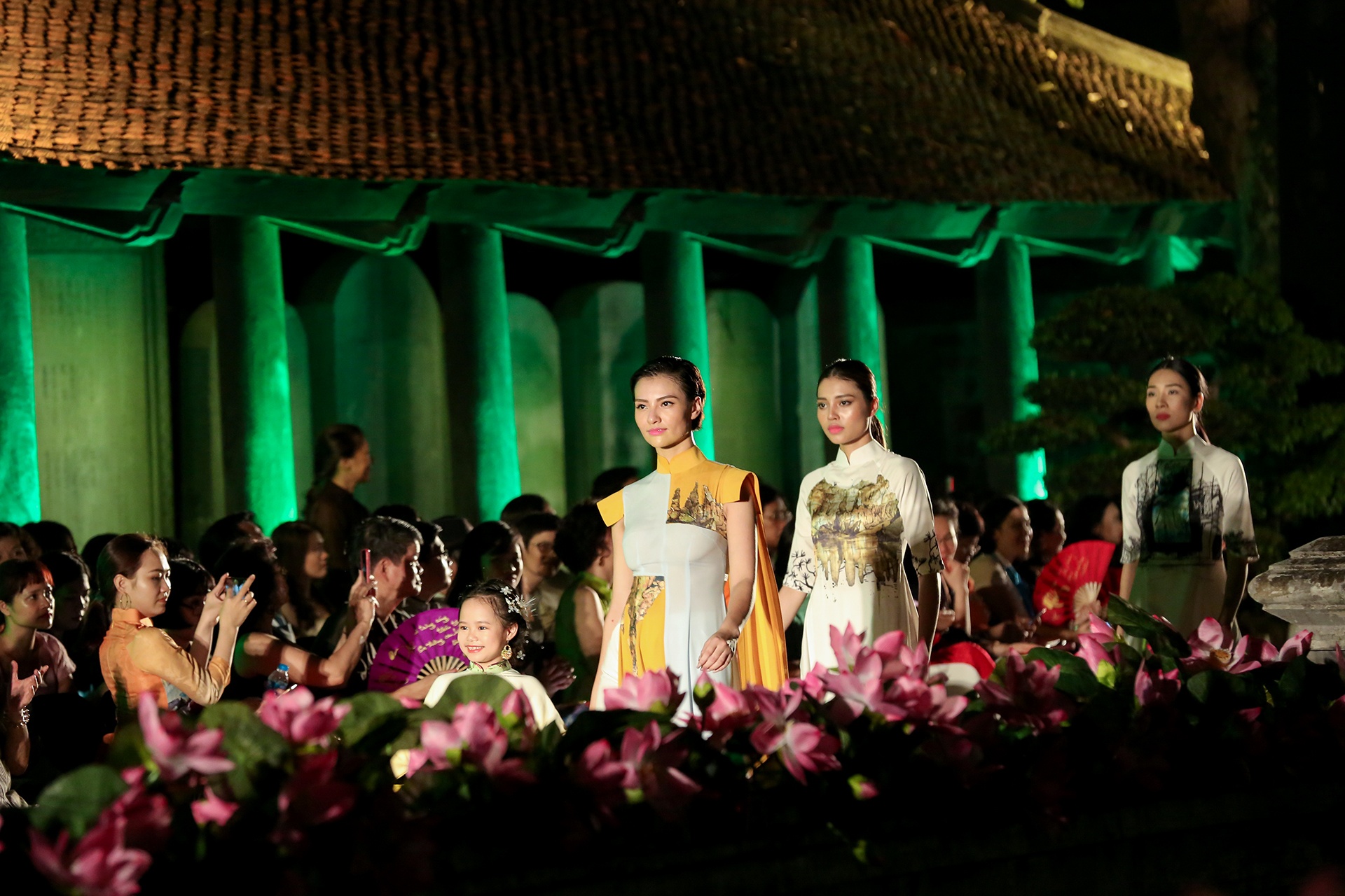 nguoi mau trinh dien 1000 bo ao dai anh 2