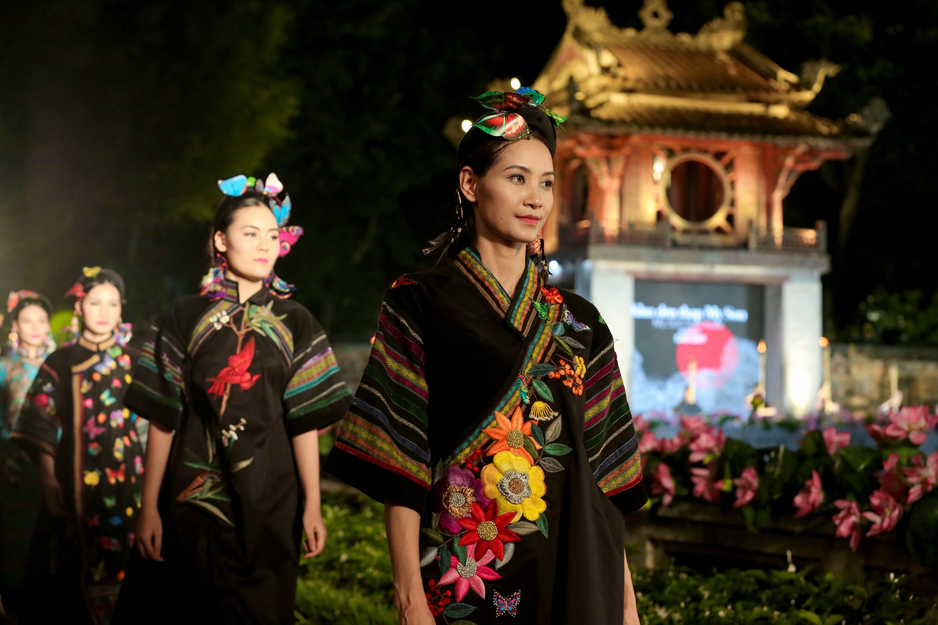 nguoi mau trinh dien 1000 bo ao dai anh 8