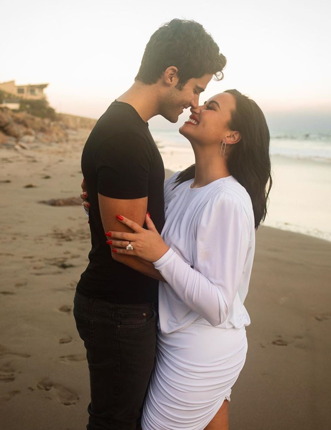 Demi Lovato dinh hon anh 1